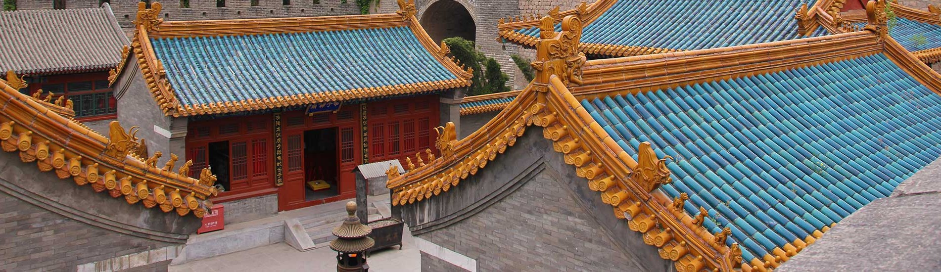 Dachperspektive einer schönen Tempelanlage in China.