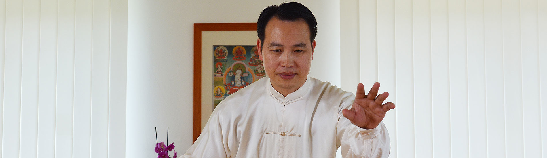 Großmeister Buyin Zheng in einer Qigong Übung in Stille Figur "Tiger"