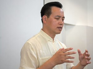 Großmeister Buyin Zheng praktiziert die Qiong-Übung Laqi