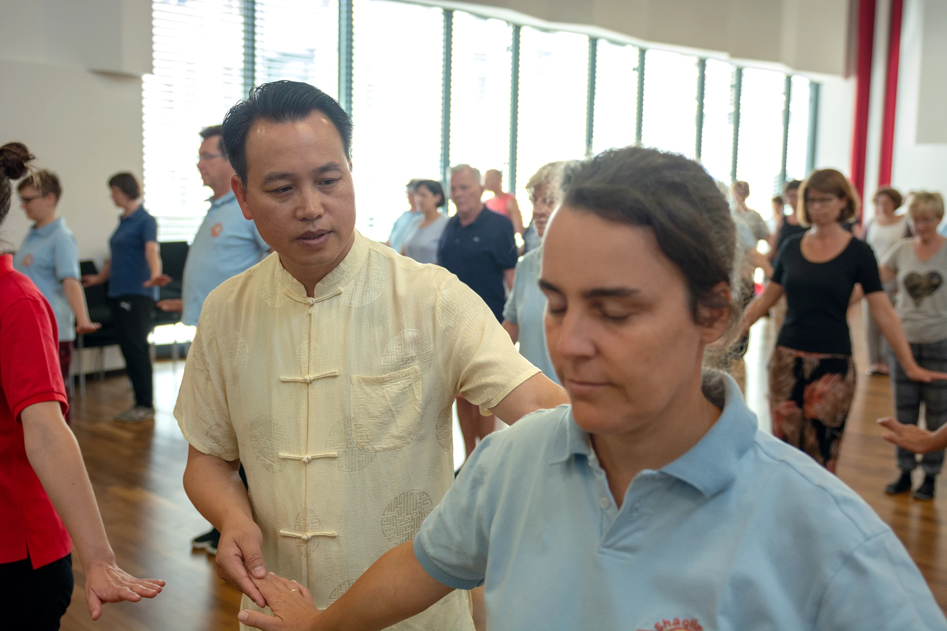 Buyin Zheng hilft bei einer Übung